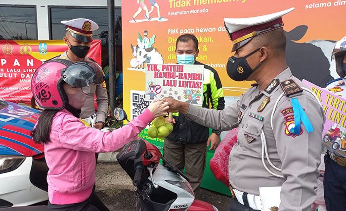 Gelar Operasi Patuh Semeru 2022, Satlantas Polres Batu Bagikan Doorprize untuk Pengendara Gelar Operasi Patuh Semeru 2022, Satlantas Polres Batu Bagikan Doorprize untuk Pengendara