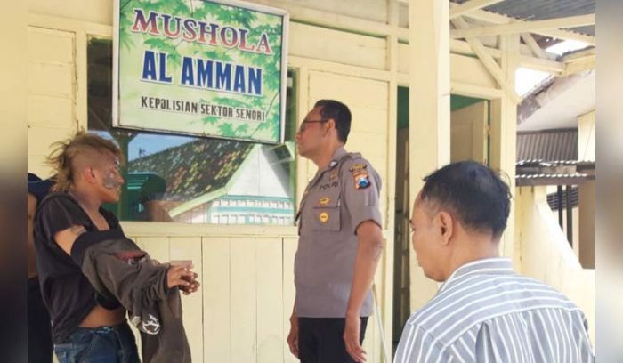 Mainkan Kentrung di Musala, 2 Anak Punk di Tuban Dibina Polisi Mainkan Kentrung di Musala, 2 Anak Punk di Tuban Dibina Polisi