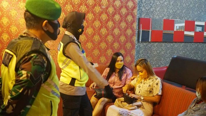 Razia Malam Idul Adha di Kota Blitar, 18 KTP Pengunjung Tempat Hiburan Disita Petugas Razia Malam Idul Adha di Kota Blitar, 18 KTP Pengunjung Tempat Hiburan Disita Petugas