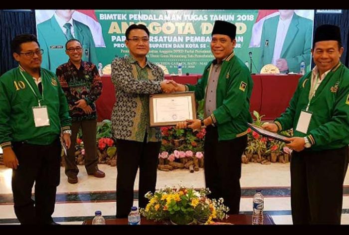 Bimtek Fraksi PPP se-Jatim Hadirkan KPK Bimtek Fraksi PPP se-Jatim Hadirkan KPK