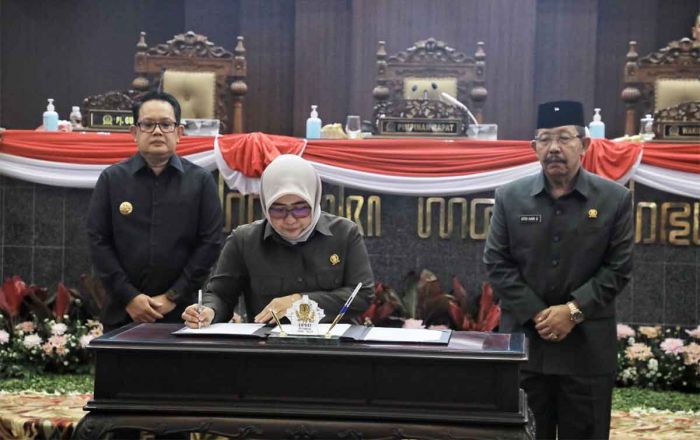Sahkan 3 Perda, Pj Gubernur Jatim Optimis Jadi Payung Hukum Berkualitas Sahkan 3 Perda, Pj Gubernur Jatim Optimis Jadi Payung Hukum Berkualitas