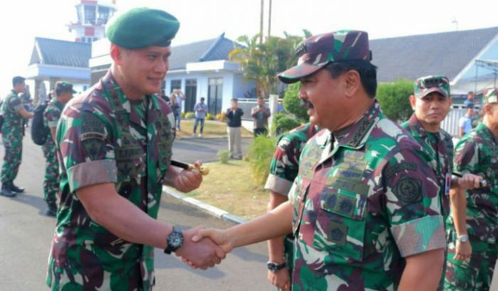 Pangdivif 2 Kostrad Iringi Panglima TNI Bertolak ke Jakarta Pangdivif 2 Kostrad Iringi Panglima TNI Bertolak ke Jakarta