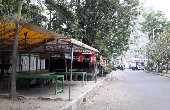 Tak Kunjung Bongkar Lapak, Diskop Gresik Beri SP3 PKL di depan Kampus Unmuh Tak Kunjung Bongkar Lapak, Diskop Gresik Beri SP3 PKL di depan Kampus Unmuh