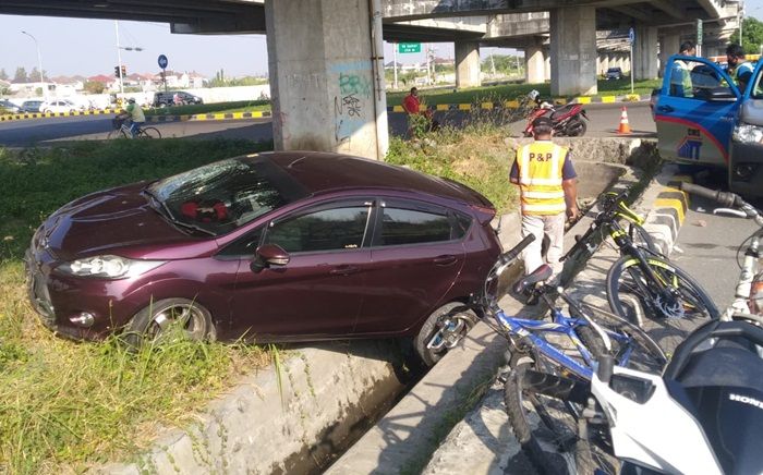 Hilang Kendali, Ford Fiesta Tabrak Motor dan Dua Sepeda Angin di Tambak Sumur Hilang Kendali, Ford Fiesta Tabrak Motor dan Dua Sepeda Angin di Tambak Sumur