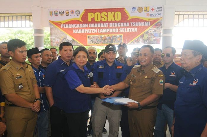 Bantuan Warga Jatim untuk Korban Tsunami Lampung Diserahkan Terimakan Bantuan Warga Jatim untuk Korban Tsunami Lampung Diserahkan Terimakan