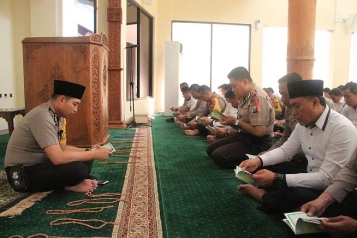 Kapolres Gresik Ajak Salat Dhuha dan Baca Surat Yasin Kapolres Gresik Ajak Salat Dhuha dan Baca Surat Yasin
