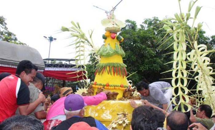 Puncak Peringatan HUT Kabupaten Tulungagung ke-810, Gelar Arak-arakan Tumpeng Lanang dan Wadon Puncak Peringatan HUT Kabupaten Tulungagung ke-810, Gelar Arak-arakan Tumpeng Lanang dan Wadon