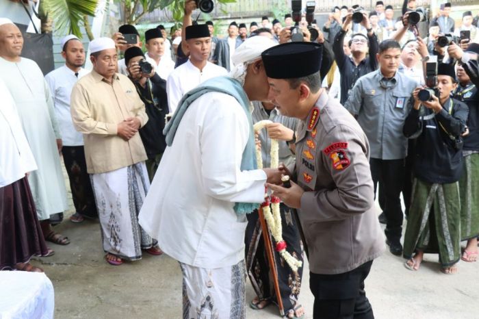 Kunjungi Ponpes Al-Hamidy Pamekasan, Kapolri: Masukan dari Ulama Penting Bagi Anggota Polri Kunjungi Ponpes Al-Hamidy Pamekasan, Kapolri: Masukan dari Ulama Penting Bagi Anggota Polri