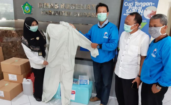 Prihatin Wabah Covid-19, Partai Gelora Sidoarjo Sumbangkan Baju Hazmat ke Dinkes