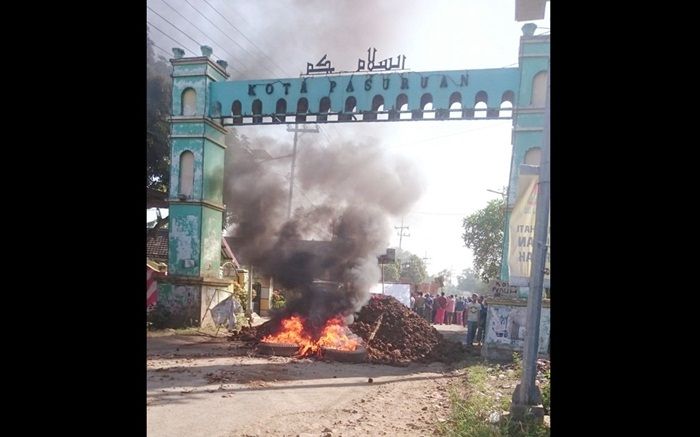 Tiap Hari Hirup Debu, ​Warga Tembokrejo Pasuruan Blokir Jalan