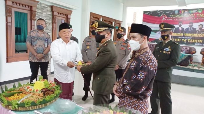 HUT TNI ke-76, Kiai Asep dan TNI Potong Tumpeng dan Gelar Vaksinasi di Pesantren Amanatul Ummah HUT TNI ke-76, Kiai Asep dan TNI Potong Tumpeng dan Gelar Vaksinasi di Pesantren Amanatul Ummah