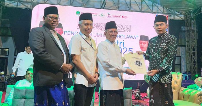Sertifikat Tanah Wakaf Diserahkan di MWCNU Gempol Bersholawat