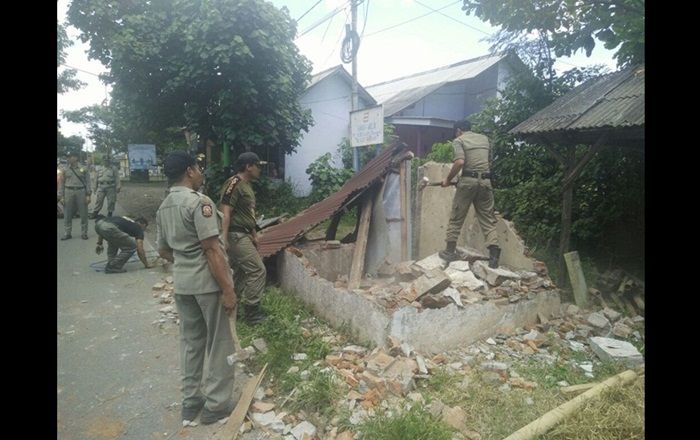 Rusak Keindahan, Satpol PP Banyuwangi Bongkar Bangunan Tak Bertuan Rusak Keindahan, Satpol PP Banyuwangi Bongkar Bangunan Tak Bertuan