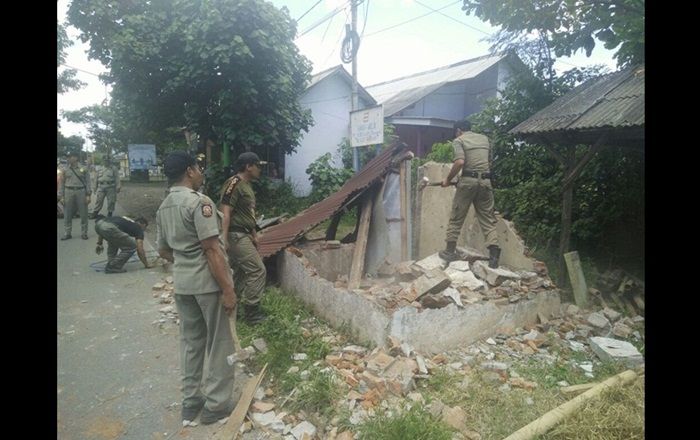 Rusak Keindahan, Satpol PP Banyuwangi Bongkar Bangunan Tak Bertuan