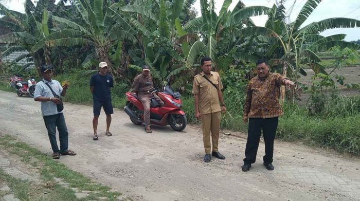 Tinjau Jalan Rusak di Ngampel, Dewan Minta DPUTR Gresik Bangun TPT