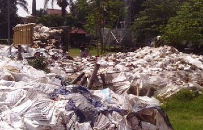 Jelang Pilbup, Tumpukan Sampah Pileg di depan KPU Kab Kediri Dipindah Ke Gudang SD Jelang Pilbup, Tumpukan Sampah Pileg di depan KPU Kab Kediri Dipindah Ke Gudang SD