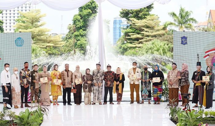 Lomba Fashion Show Kepala OPD dan Camat, Bantu Kembangkan Produk UMKM Surabaya