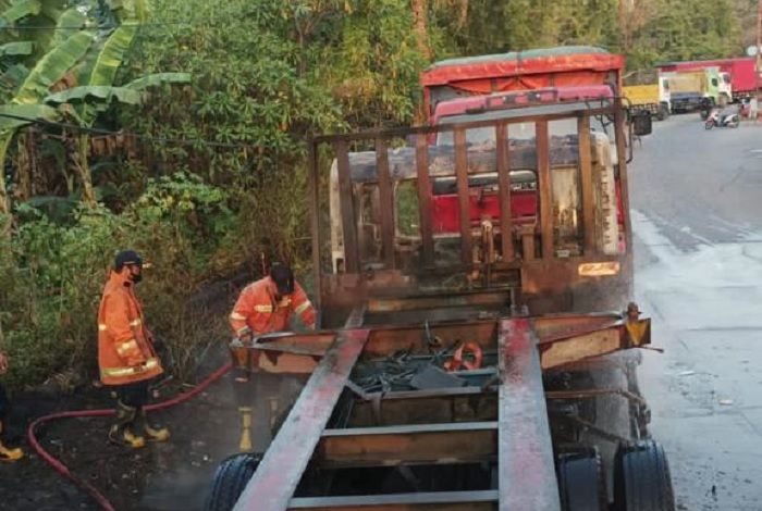 Truk Trailer Terbakar di Jalan Veteran Gresik Truk Trailer Terbakar di Jalan Veteran Gresik