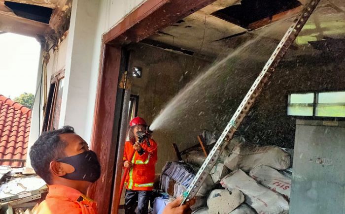 Gudang Penyimpanan Dokumen Negara KPPN Tuban Terbakar, Berkas Penting Milik Negara Ikut Hangus Gudang Penyimpanan Dokumen Negara KPPN Tuban Terbakar, Berkas Penting Milik Negara Ikut Hangus