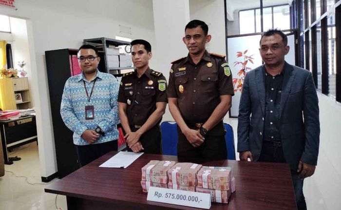 Tedakwa Korupsi PKH Kembali Serahkan Uang ke Kejari Bangkalan Tedakwa Korupsi PKH Kembali Serahkan Uang ke Kejari Bangkalan