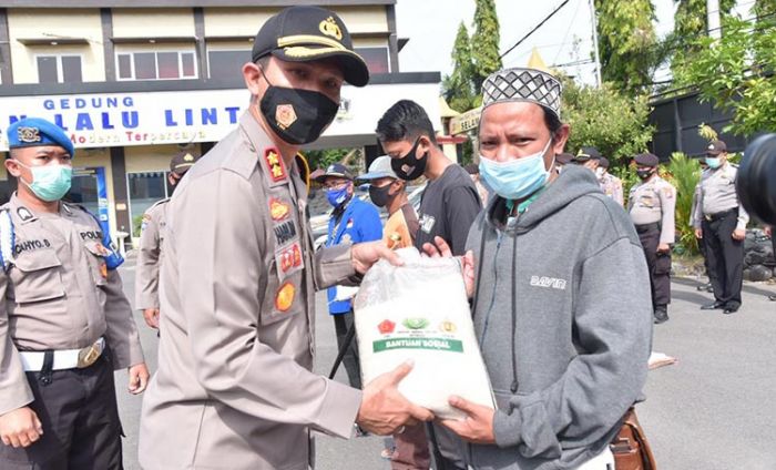 Polres Lamongan Kembali Salurkan Bansos kepada Warga Terdampak Covid-19 Polres Lamongan Kembali Salurkan Bansos kepada Warga Terdampak Covid-19