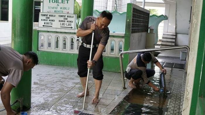Gandeng Kanit Turjawali, Kanit Kamsel Polres Pasuruan Gelar Bakti Religi Bersih-Bersih Musala Gandeng Kanit Turjawali, Kanit Kamsel Polres Pasuruan Gelar Bakti Religi Bersih-Bersih Musala