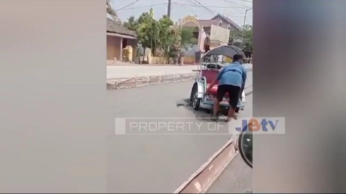 Viral, Bentor di Jombang Terjebak Jalan Cor Basah Viral, Bentor di Jombang Terjebak Jalan Cor Basah