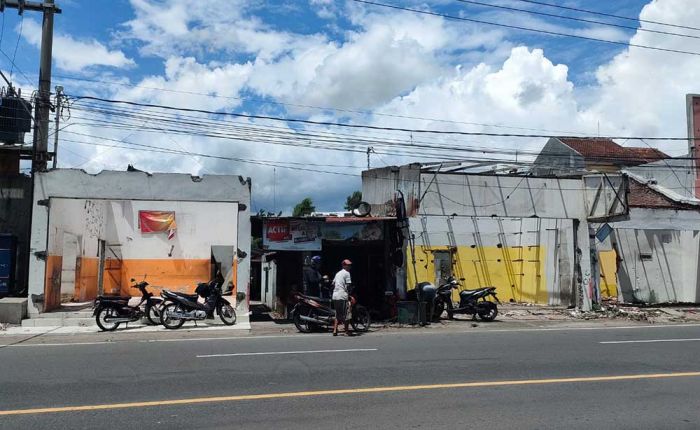 Bangunan Terdampak Proyek Tol Kediri-Tulungagung Mulai Dibongkar Bangunan Terdampak Proyek Tol Kediri-Tulungagung Mulai Dibongkar