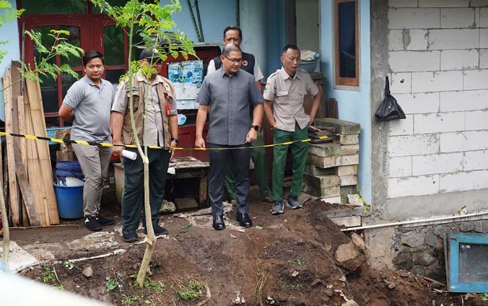 Tinjau Lokasi Longsor di Desa Gunungsari, Pj Wali Kota Batu Imbau Warga Tetap Waspada Tinjau Lokasi Longsor di Desa Gunungsari, Pj Wali Kota Batu Imbau Warga Tetap Waspada