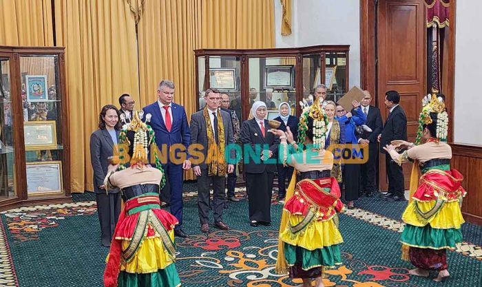 Terima Delegasi Tomsk Rusia, Gubernur Khofifah Jajaki Kerja Sama di Bidang Strategis Terima Delegasi Tomsk Rusia, Gubernur Khofifah Jajaki Kerja Sama di Bidang Strategis