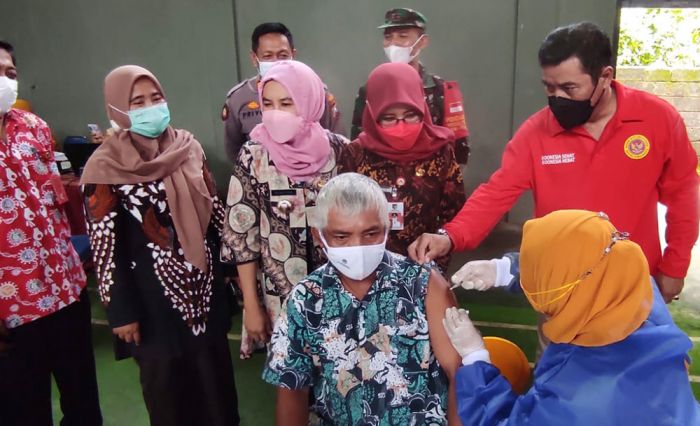 Wabup Kediri Dampingi Kepala BIN Jawa Timur Tinjau Vaksinasi di Balai Desa Pandantoyo Wabup Kediri Dampingi Kepala BIN Jawa Timur Tinjau Vaksinasi di Balai Desa Pandantoyo