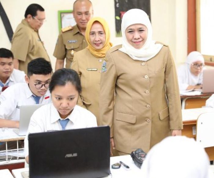 Tinjau USP BKS SMAN 6 Surabaya, Khofifah: Kemendikbud Bahas Konsep Merdeka Belajar Tinjau USP BKS SMAN 6 Surabaya, Khofifah: Kemendikbud Bahas Konsep Merdeka Belajar