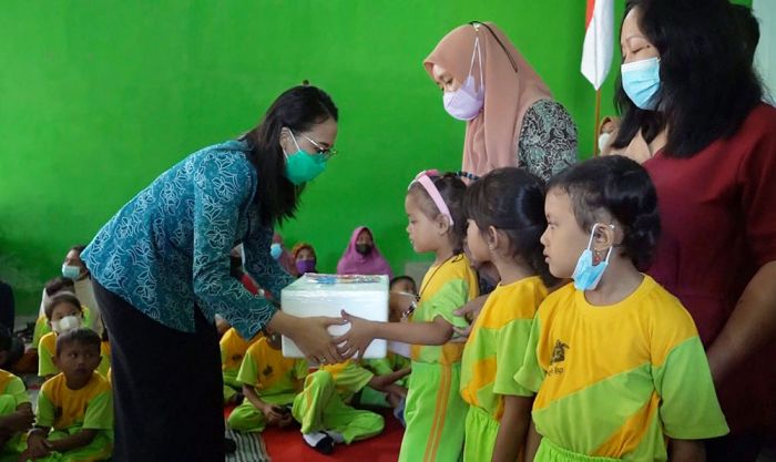 Harganas 2022, Ketua TP PKK Kabupaten Kediri Ajak Pelajar TK Makan Olahan Ikan untuk Cegah Stunting Harganas 2022, Ketua TP PKK Kabupaten Kediri Ajak Pelajar TK Makan Olahan Ikan untuk Cegah Stunting
