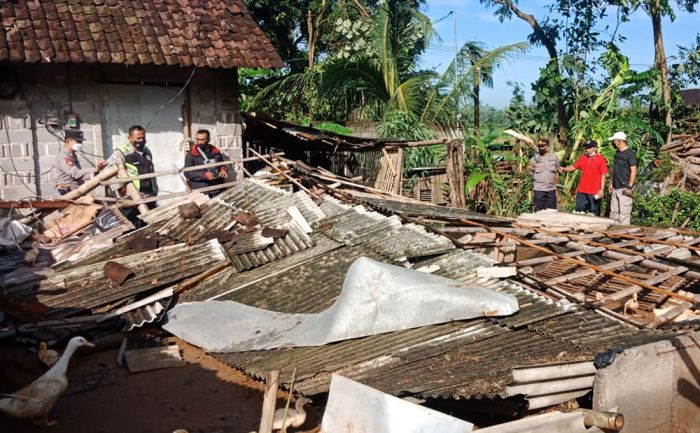 Hujan Disertai Angin Selama 3 Jam, Puluhan Bangunan di Blitar Rusak Hujan Disertai Angin Selama 3 Jam, Puluhan Bangunan di Blitar Rusak