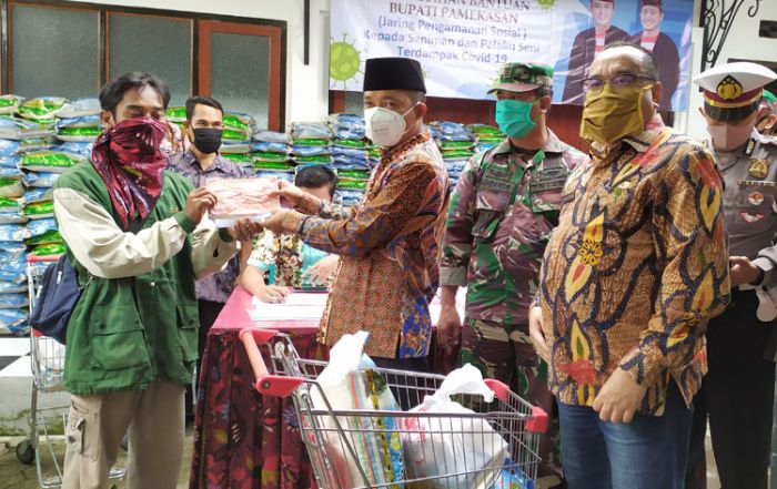 Wakil Bupati Pamekasan Serahkan Bantuan kepada Seniman dan Pelaku Seni Terdampak Covid-19 Wakil Bupati Pamekasan Serahkan Bantuan kepada Seniman dan Pelaku Seni Terdampak Covid-19