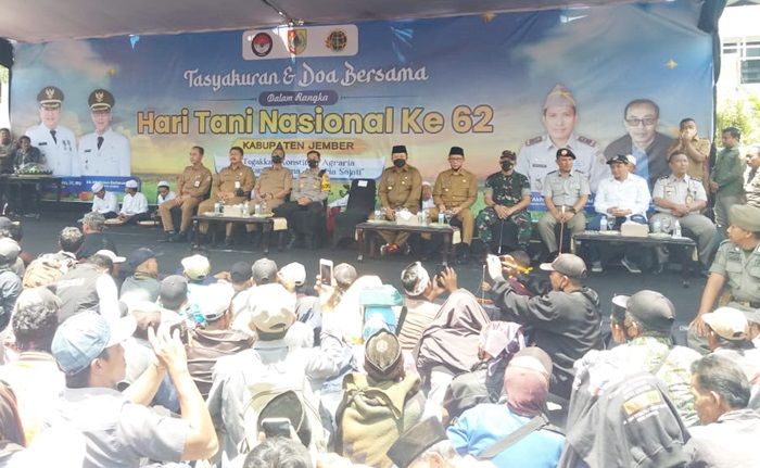 Peringati Hari Tani Nasional, Ribuan Petani di Jember Padati Kantor Pemkab Gelar Tasyakuran Peringati Hari Tani Nasional, Ribuan Petani di Jember Padati Kantor Pemkab Gelar Tasyakuran