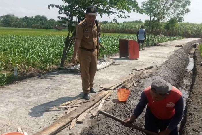 Tingkatkan Pendapatan dan Permudah Para Petani, Pemdes Krandegan Bangun Rabat Beton JUT