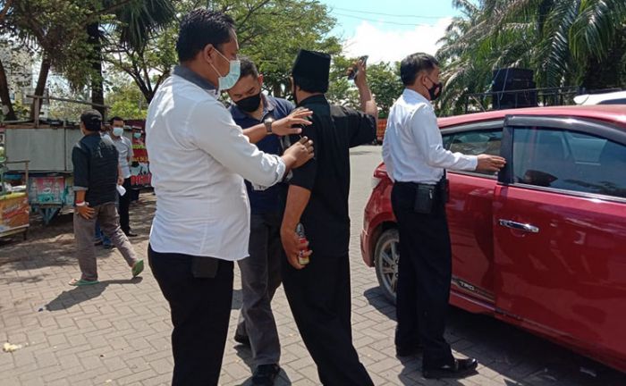 Polisi Gelar Pemeriksaan Sajam terhadap Peserta Aksi Demonstrasi Pilkades di Bangkalan Polisi Gelar Pemeriksaan Sajam terhadap Peserta Aksi Demonstrasi Pilkades di Bangkalan