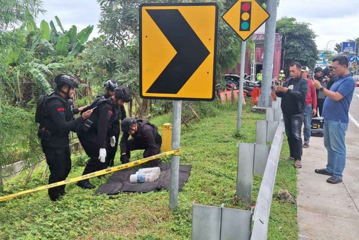 Diduga Bom, Benda Mencurigakan di Pintu Tol Madiun Ternyata Petasan Diduga Bom, Benda Mencurigakan di Pintu Tol Madiun Ternyata Petasan