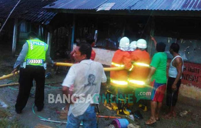 Dua Kios Pasar Brangkal Parengan Ludes Terbakar, Diduga Akibat Korsleting Dua Kios Pasar Brangkal Parengan Ludes Terbakar, Diduga Akibat Korsleting