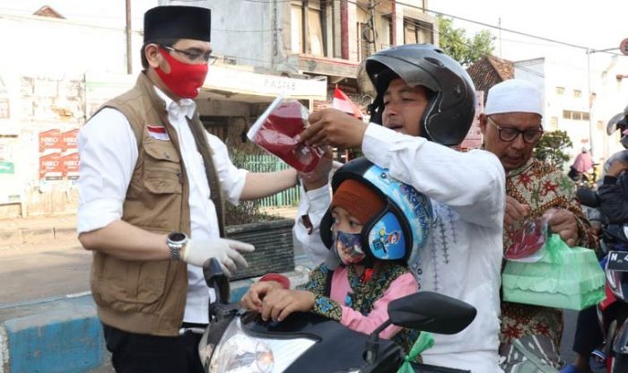 Sosialisasi Protkes Bersama Forkopimda, Plt. Wali Kota Pasuruan Turun Langsung Bagikan Masker Sosialisasi Protkes Bersama Forkopimda, Plt. Wali Kota Pasuruan Turun Langsung Bagikan Masker