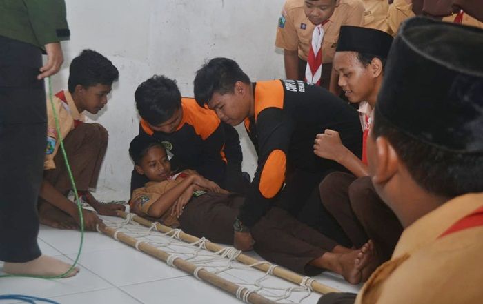Tanggap Bencana, Siswa NU Sidoarjo Berlatih Hadapi Gempa Tanggap Bencana, Siswa NU Sidoarjo Berlatih Hadapi Gempa