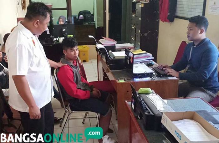 Pemuda di Blitar Bacok Kakak Kandung Hingga Kritis, Dendam Karena Dituding Pernah Gauli Ibu Pemuda di Blitar Bacok Kakak Kandung Hingga Kritis, Dendam Karena Dituding Pernah Gauli Ibu