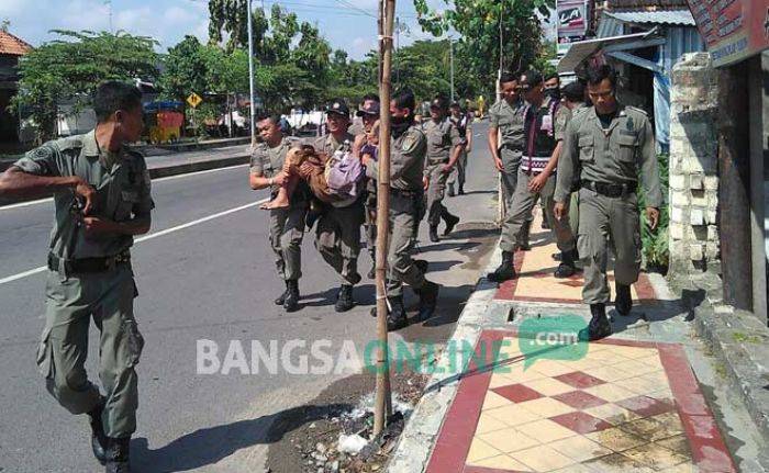 Razia Gepeng, Satpol PP Tuban Pulangkan Paksa Seorang Pengemis Razia Gepeng, Satpol PP Tuban Pulangkan Paksa Seorang Pengemis