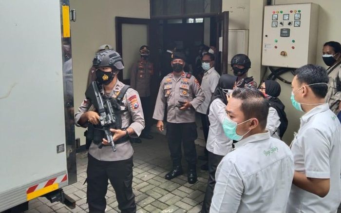 Brimob Polda Jatim Kawal Ketat Distribusi 4.000 Vaksin Tahap Pertama di Sidoarjo