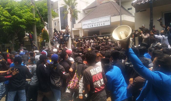 Demo Penolakan Omnibus Law UU Cipta Kerja di Lamongan Diwarnai Aksi Saling Dorong Demo Penolakan Omnibus Law UU Cipta Kerja di Lamongan Diwarnai Aksi Saling Dorong