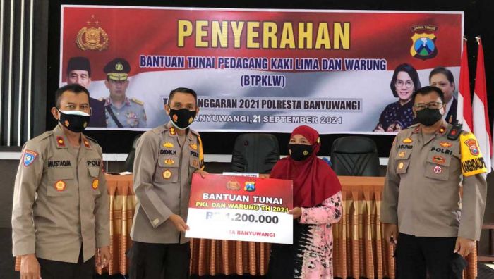 ​Polresta Banyuwangi Serahkan Bantuan Tunai  pada Puluhan PKL dan Pemilik Warung