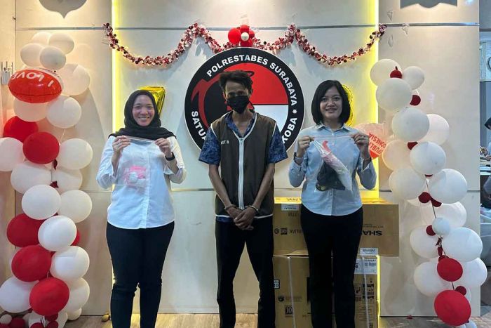 Pil Ekstasi Berlogo ‘Facebook’ Beredar, Polrestabes Surabaya Amankan 1 Pengedar Pil Ekstasi Berlogo ‘Facebook’ Beredar, Polrestabes Surabaya Amankan 1 Pengedar