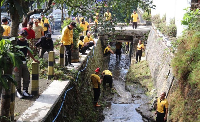 Peringati Hari Lingkungan Hidup Sedunia, Warga Kota Batu Ramai-Ramai Bersihkan Sungai