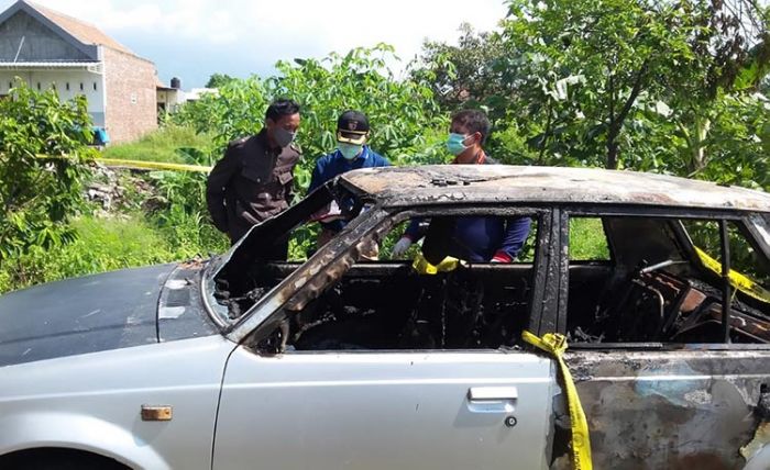 Tim Labfor Polda Jatim Selidiki Kebakaran Mobil yang Tewaskan 2 Bocah Pasuruan Tim Labfor Polda Jatim Selidiki Kebakaran Mobil yang Tewaskan 2 Bocah Pasuruan